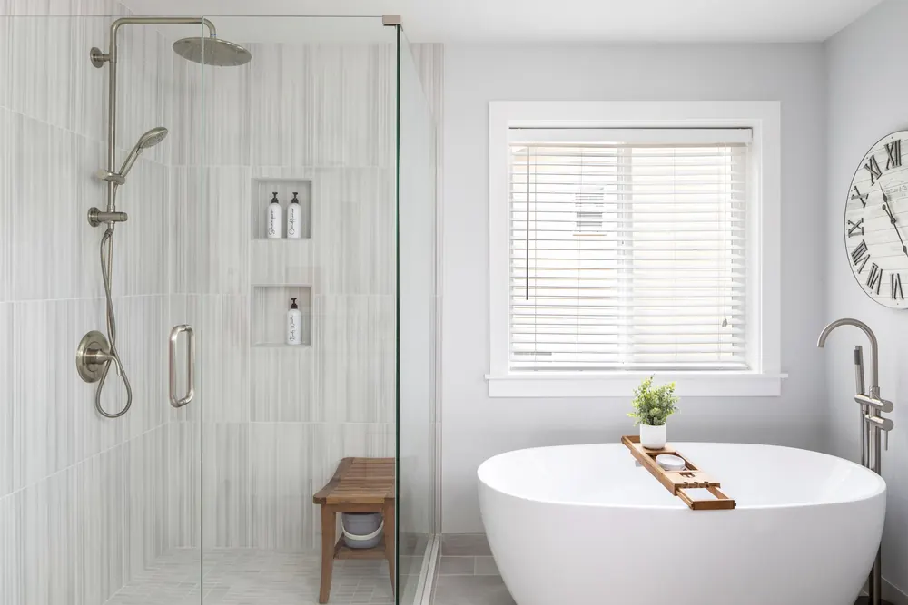 Glass shower with a niche next to the freestanding tub