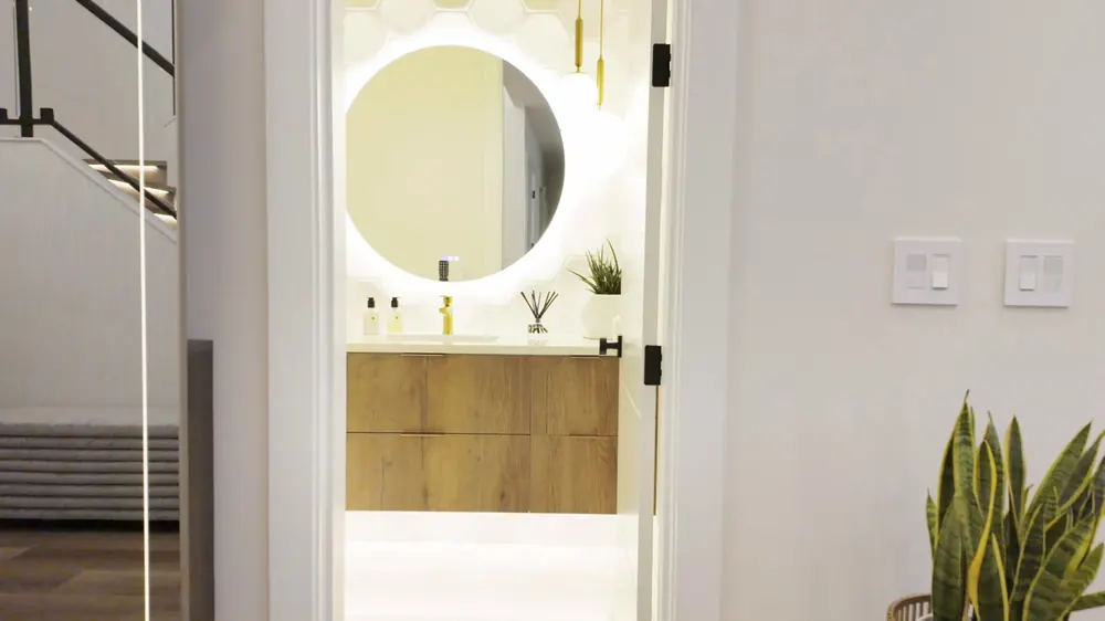 Powder bath with an illuminated round mirror